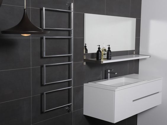 Grzejnik loftowy - czerń Czarny, matowy grzejnik łazienkowy w nowoczesnej łazience w stylu loft.