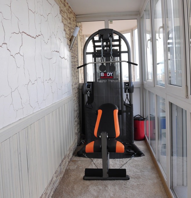 Siłownia na balkonie Mini siłownia na balkonie: rower treningowy, hantle, mata do ćwiczeń – aktywny balkon.