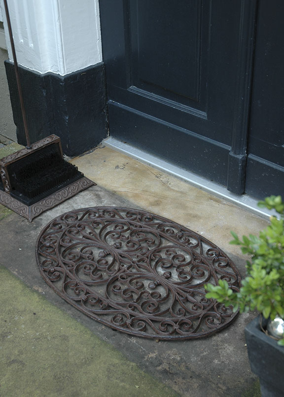 Żeliwna wycieraczka: Klasyka i styl Dekoracyjna, żeliwna wycieraczka wejściowa, dodająca uroku i charakteru każdemu domowi.