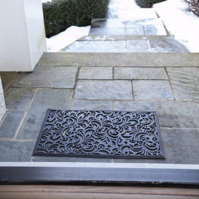 Wycieraczka zewnętrzna: Odporność i czystość Wycieraczka zewnętrzna, odporna na warunki atmosferyczne, idealna przed drzwi wejściowe.