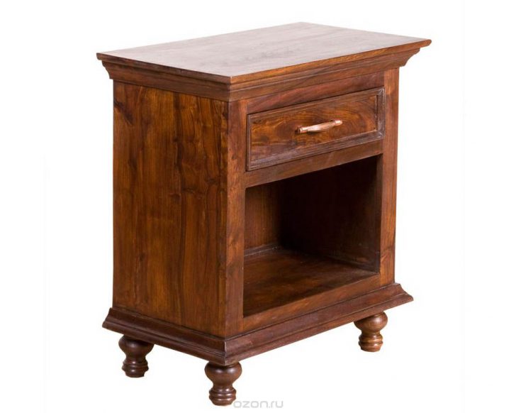 Drewniana szafka z duszą Starodawna drewniana szafka nocna w stylu rustykalnym, idealna do sypialni.