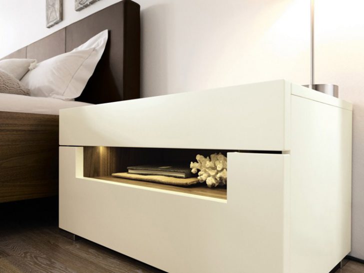 Funkcjonalność w małej sypialni Nowoczesna szafka nocna z szufladami i półką – funkcjonalność i minimalizm.