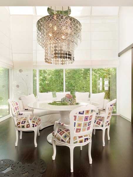 Naturalne piękno wnętrza Eko-styl 2026: Meble z naturalnego drewna i tekstylia w jasnym pokoju.