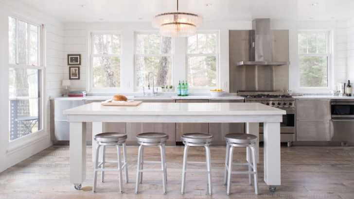 Rustykalna Kuchnia nad Jeziorem Jasna kuchnia w rustykalnym domu nad jeziorem z drewnianymi elementami wykończenia.