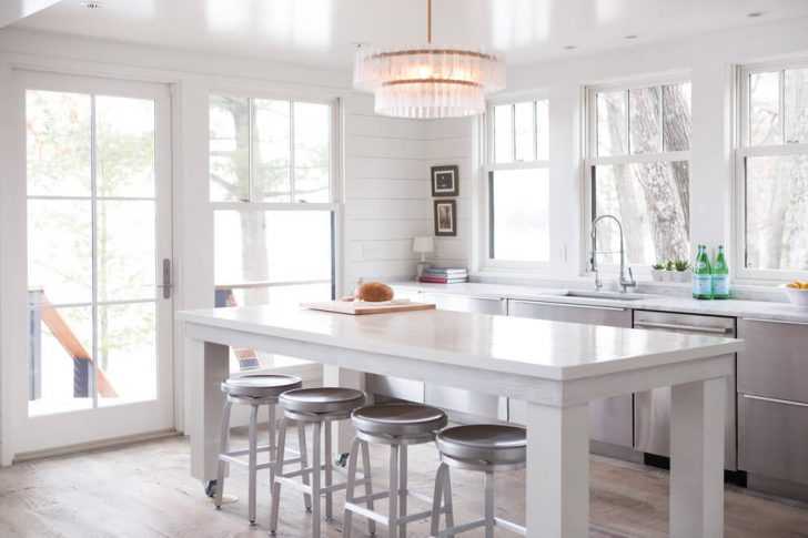 Wejście do Rustykalnej Kuchni Wejście do domu od strony kuchni: rustykalny styl, drewno i naturalne światło.