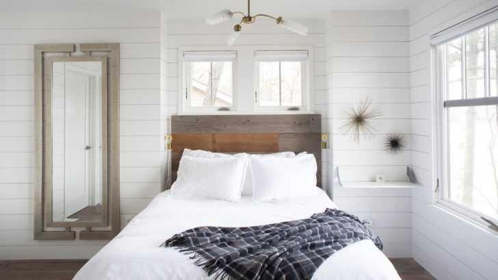 Rustykalna Sypialnia nad Jeziorem Sypialnia główna w rustykalnym domu nad jeziorem: jasne wnętrze i drewniane akcenty.