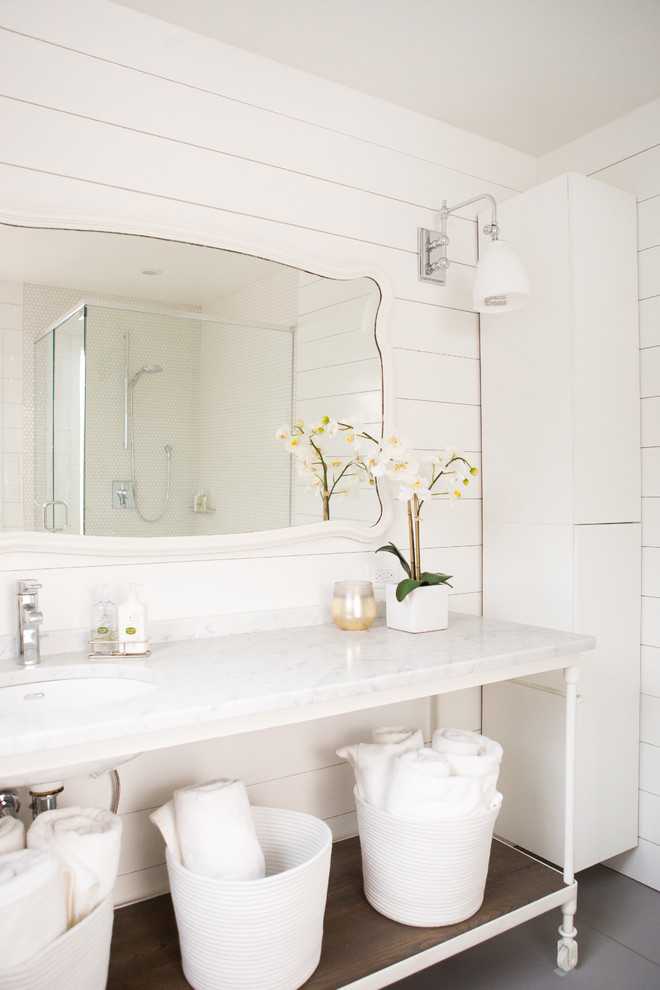 Druga Rustykalna Łazienka Druga łazienka w rustykalnym domu nad jeziorem: jasne kolory i naturalne materiały.