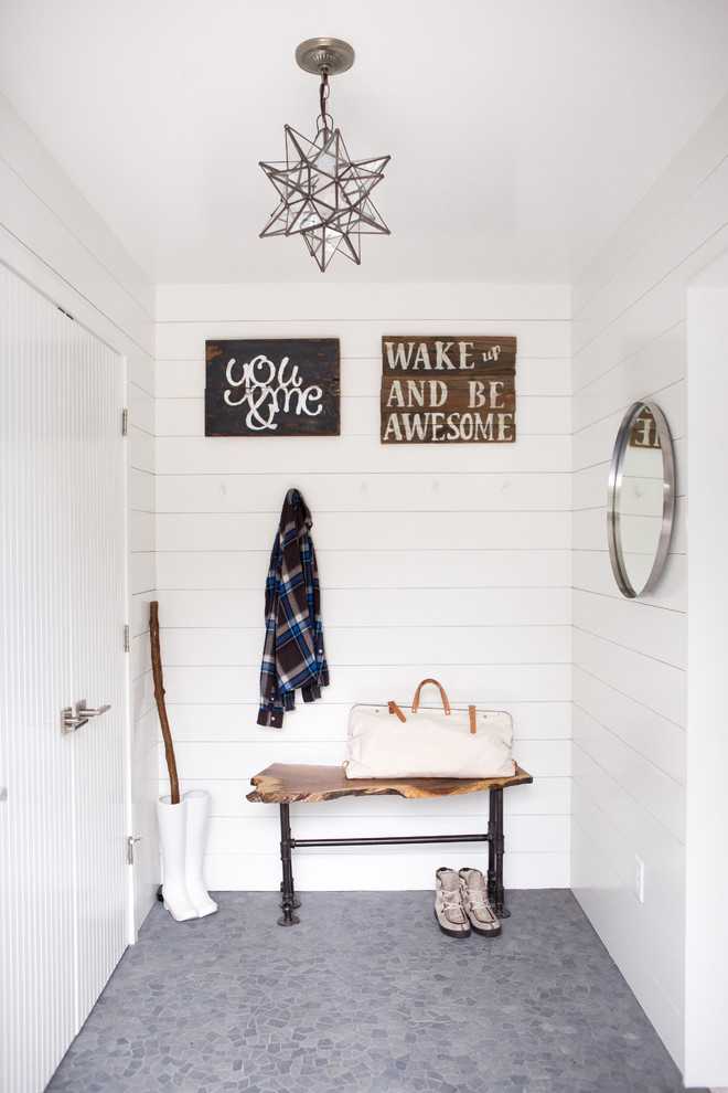 Rustykalny Przedpokój nad Jeziorem Przedpokój w rustykalnym domu nad jeziorem: drewniane wykończenie i funkcjonalne meble.