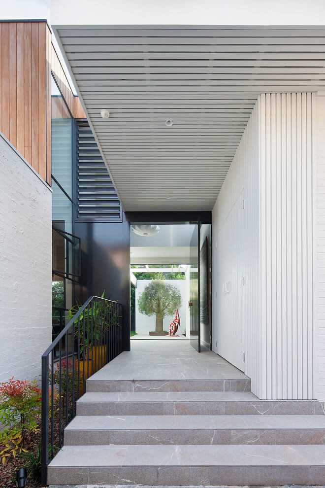 Wejście do domu z ogrodu Nowe wejście do domu przez wewnętrzny dziedziniec z elementami drewna