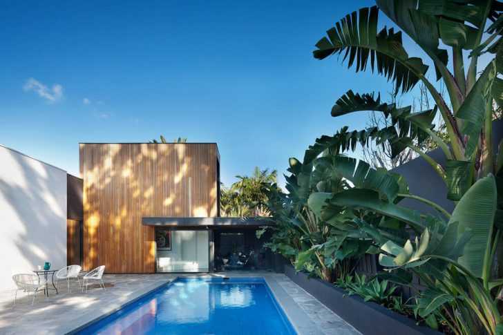 Basen po rekonstrukcji domu Nowoczesny basen na wewnętrznym dziedzińcu odnowionego domu jednorodzinnego