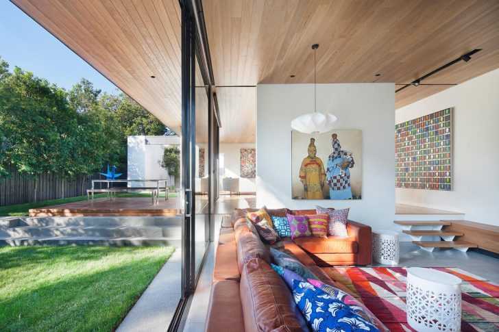 Salon z widokiem Panoramiczne okna w salonie z widokiem na zielony ogród i dziedziniec