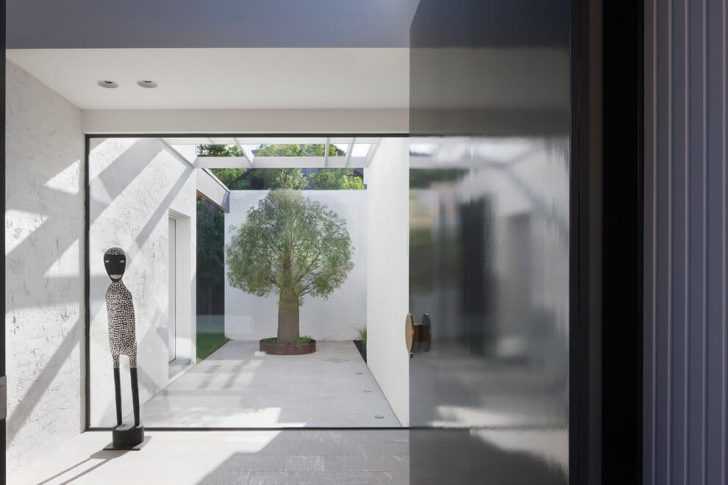 Minimalistyczny design po remoncie Nowoczesne wnętrze domu po remoncie z minimalistycznym designem i otwartą przestrzenią