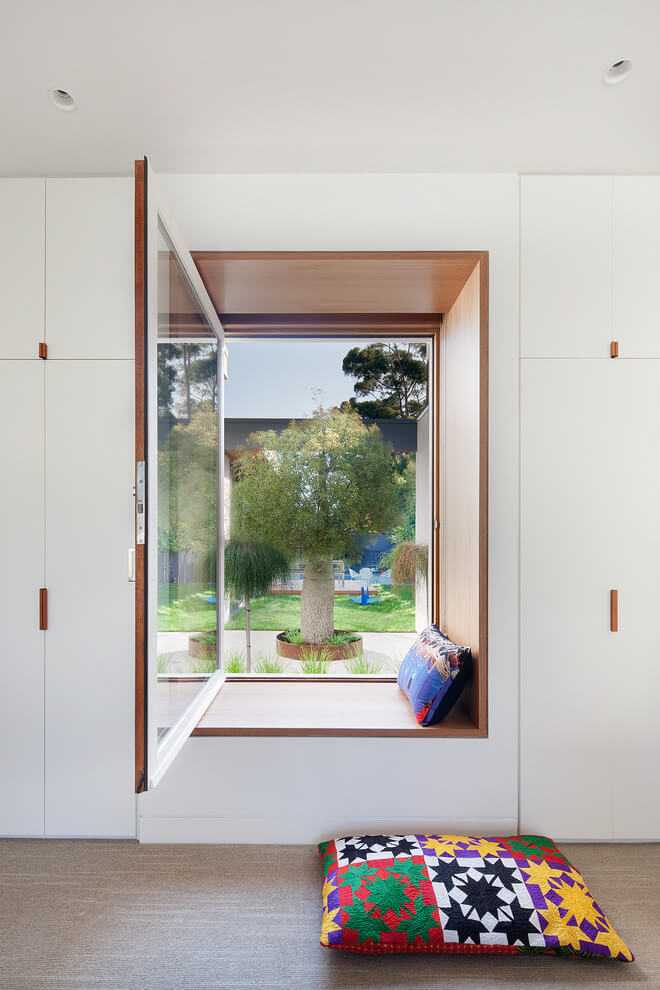 Renowacja domu i ogród Projekt renowacji parterowego domu z dużym oknem na zadbany ogród i terenem zielonym.