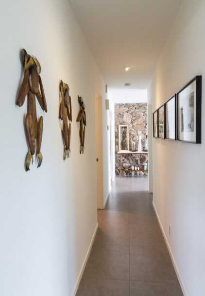 Korytarz z charakterem Korytarz w domu w stylu polinezyjskim: Naturalne materiały, minimalistyczny design.