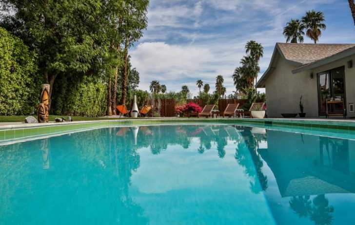 Polinezja: Relaks przy basenie Basen na ranczo w stylu polinezyjskim podczas renowacji domu w 2026 roku.