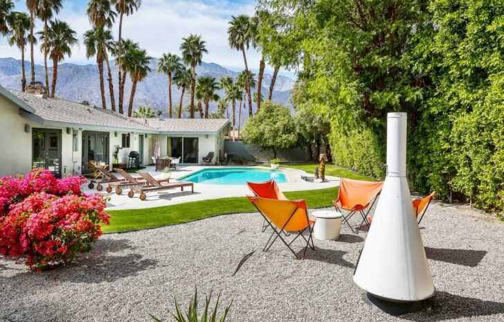 Polinezja: Rajski dziedziniec Wewnętrzny dziedziniec ranczo w stylu polinezyjskim po renowacji domu z otwartą przestrzenią.