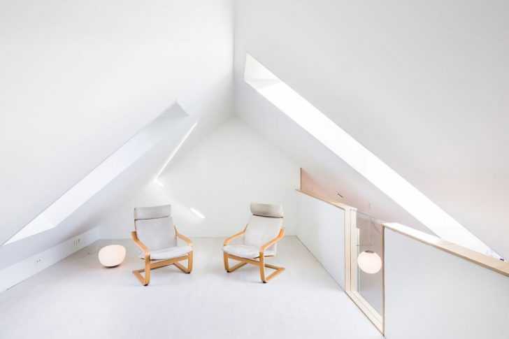 Sypialnia: Prostota i natura Sypialnia w domu na norweskiej farmie, minimalistyczny styl i naturalne materiały.