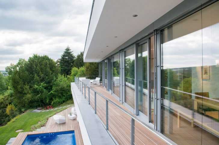 Widok z tarasu Widok z drugiego piętra nowoczesnego domu na zboczu z przestronnym tarasem.