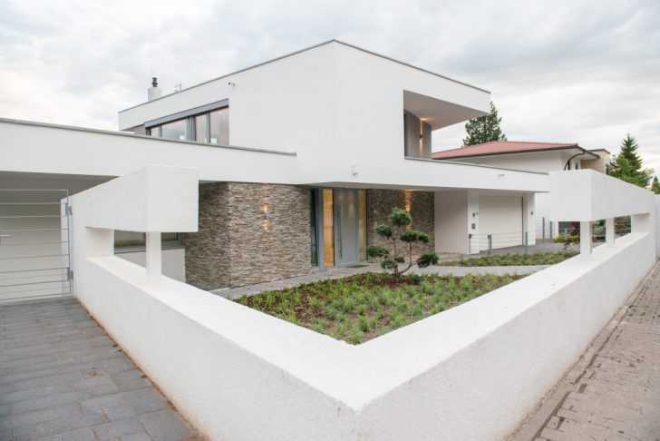 Wejście główne Eleganckie wejście do domu na zboczu z elementami nowoczesnej architektury.