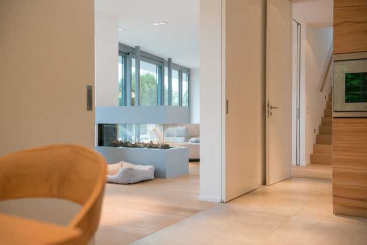 Hol z klasą Nowoczesny hol w domu na zboczu z minimalistycznym designem i naturalnym światłem.