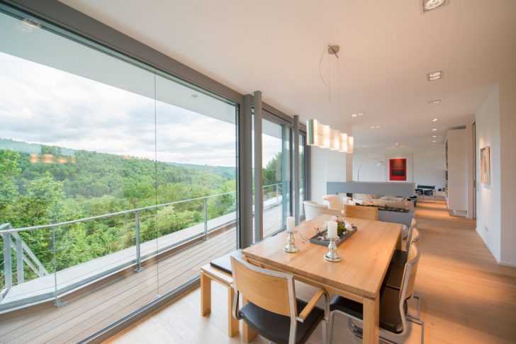 Jadalnia z widokiem Stylowa jadalnia w nowoczesnym domu na zboczu z dużym stołem i krzesłami.