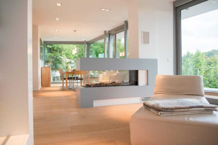 Kominek w salonie Nowoczesny kominek w salonie domu na zboczu, dodający ciepła i charakteru.