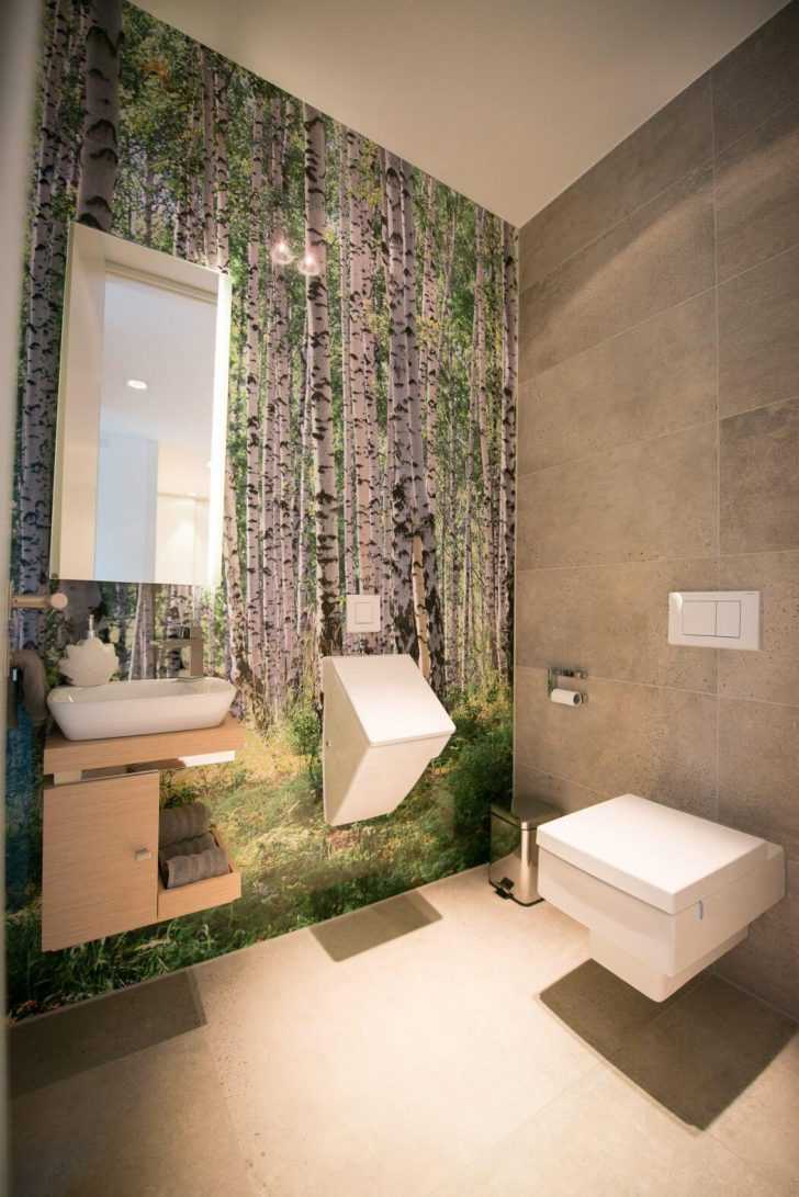 Nowoczesna łazienka Nowoczesna łazienka w domu na zboczu z minimalistycznym designem i eleganckim wykończeniem.