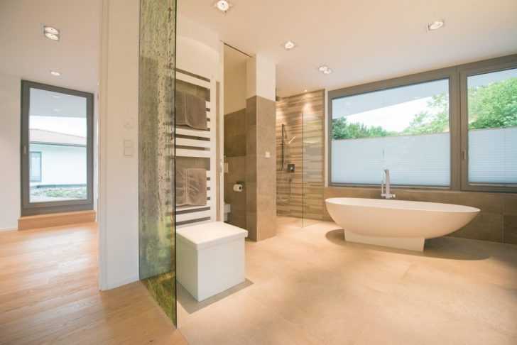 Elegancka łazienka Nowoczesna łazienka w domu na zboczu z wykończeniem z naturalnego kamienia