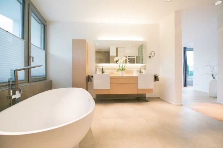 Łazienka z widokiem Stylowa łazienka w domu na zboczu z oknem na malowniczy krajobraz