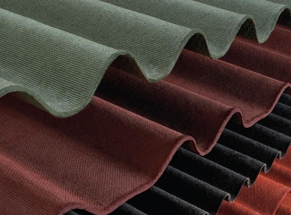 Funkcjonalny dach domu Przestronny dom z jednospadowym dachem: połączenie nowoczesnego designu i funkcjonalności w jednym projekcie.