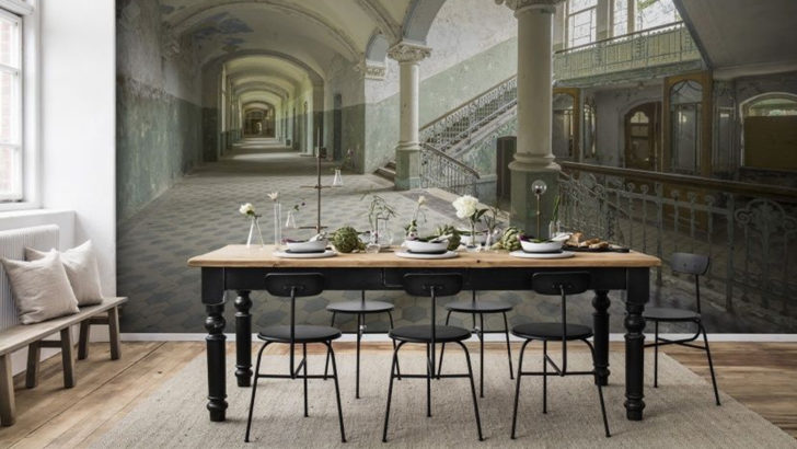 Kwiatowe tapety kuchenne Elegancka kuchnia z tapetą w delikatne kwiatowe motywy, trendy 2026. Tapety do kuchni.