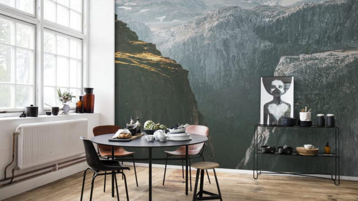 Tapety w paski do kuchni Jasna kuchnia z tapetą w paski, optycznie powiększająca małą przestrzeń. Tapety winylowe 2026.