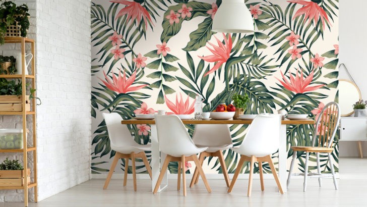 Tapety do małej kuchni Mała kuchnia z jasną tapetą w drobny wzór, optycznie powiększająca przestrzeń w 2026.