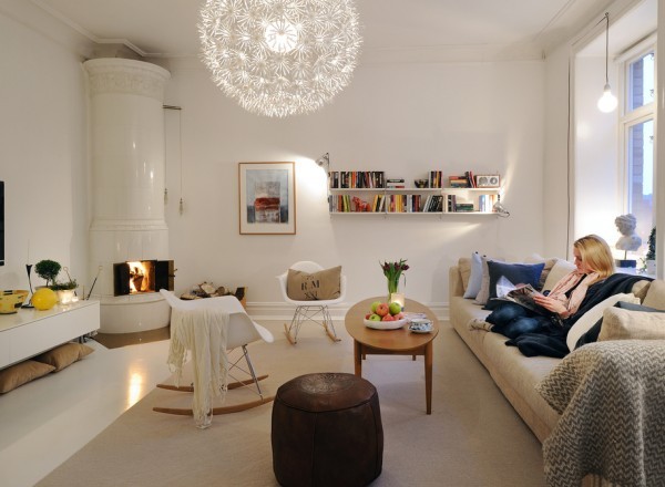 Skandynawski blask światła Nietypowy żyrandol w skandynawskim salonie. Prosty design, jasne kolory i sofa skandynawska 2026.