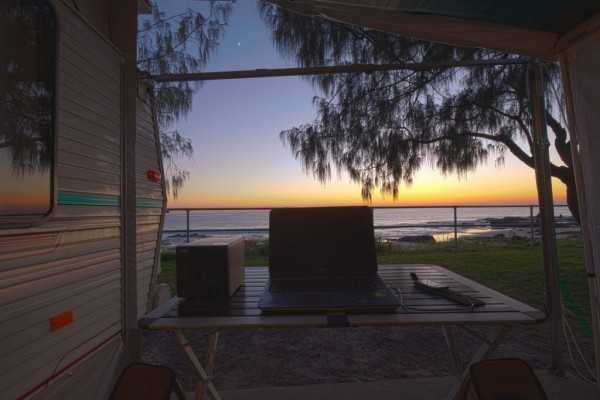 Minimalizm i przestrzeń Ergonomiczne i minimalistyczne biuro domowe 2026 z dużym oknem i widokiem.