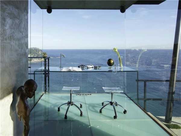 Nowoczesna przestrzeń Nowoczesne biuro domowe 2026 z widokiem: przykład ergonomicznej aranżacji przestrzeni pracy.