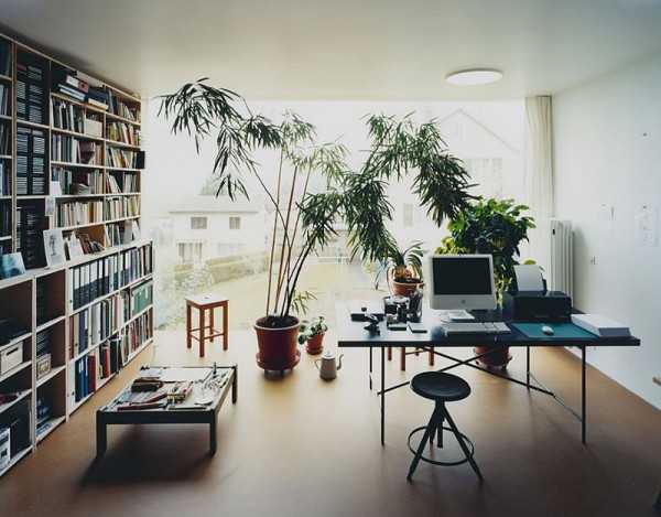 Panoramiczny widok Aranżacja biura domowego 2026: ergonomia i minimalistyczny design z panoramicznym widokiem.