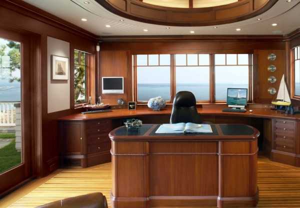 Minimalizm i natura Nowoczesne biuro w domu z dużym oknem i minimalistycznym designem w 2026 roku.