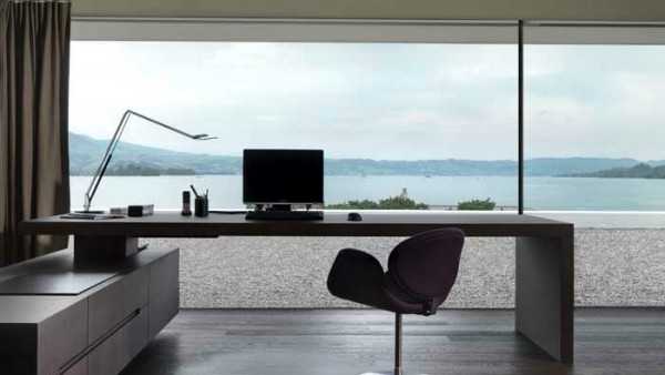 Ergonomia z panoramą Aranżacja biura domowego 2026: Biurko z widokiem, krzesło ergonomiczne, minimalistyczny design.