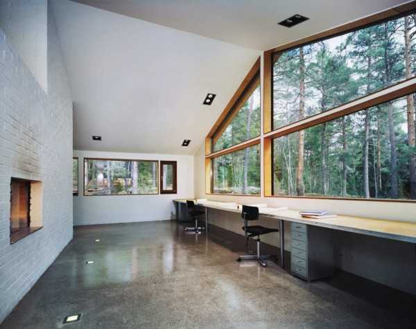 Światło i minimalizm Aranżacja biura domowego 2026 z naciskiem na naturalne światło i minimalistyczny design.