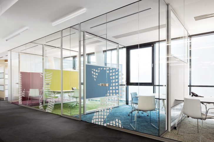 Światło w biurze Szkło bezpieczne w przegrodach biurowych, przepuszczające naturalne światło w biurze.