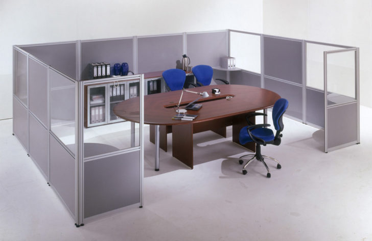 Funkcjonalne podziały Kombinowane przegrody biurowe: szkło i panele, do efektywnego podziału przestrzeni biurowej.