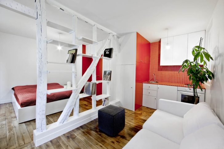 Mobilna ściana w salonie Eleganckie dzielenie przestrzeni za pomocą mobilnej ściany w nowoczesnym salonie.