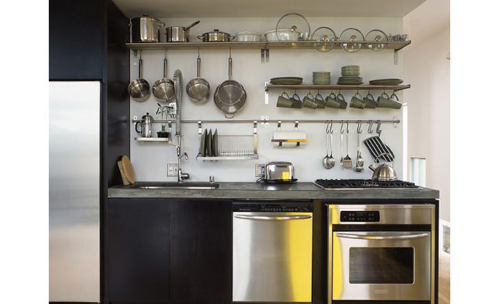 Relingi w kuchni Nowoczesna kuchnia z relingami: inspiracje na organizację przestrzeni i przechowywanie akcesoriów kuchennych