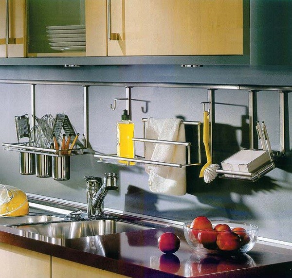 Mała kuchnia, wielkie możliwości Eleganckie relingi kuchenne w małej kuchni: pomysł na efektywne wykorzystanie przestrzeni ściany