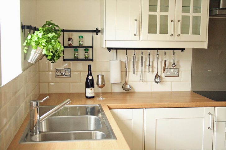 Porządek w zasięgu ręki Praktyczne relingi w kuchni: zawieszone akcesoria kuchenne i organizacja przestrzeni roboczej