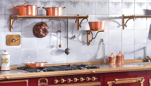 Minimalizm i porządek Relingi kuchenne w minimalistycznej kuchni: sposób na uporządkowane przechowywanie akcesoriów