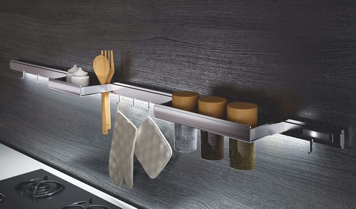 Relingi - kuchenny must-have Wykorzystanie relingów w kuchni: organizacja przypraw, naczyń i akcesoriów kuchennych na ścianie