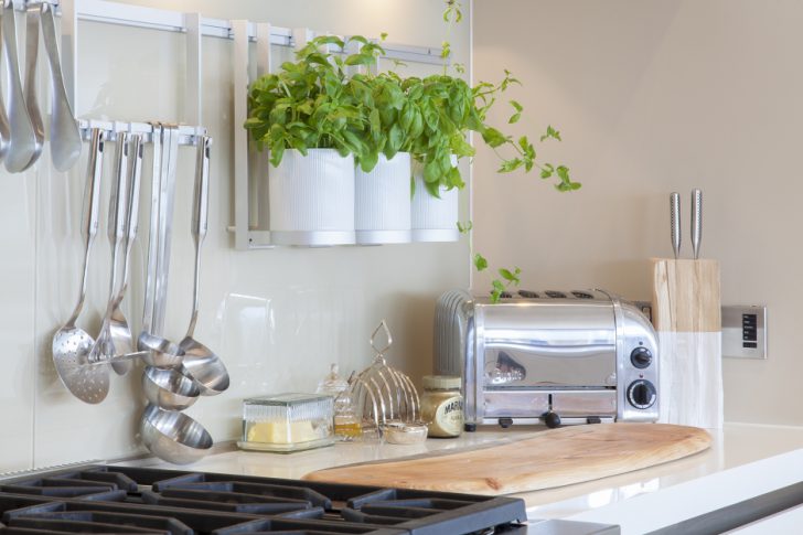Miedziane relingi: Elegancja Miedziane relingi kuchenne z akcesoriami zawieszone na ścianie, organizacja przestrzeni kuchennej 2026