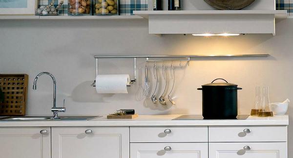 Relingi: Blisko pod ręką Relingi kuchenne zawieszone nad blatem, praktyczne przechowywanie akcesoriów kuchennych w 2026